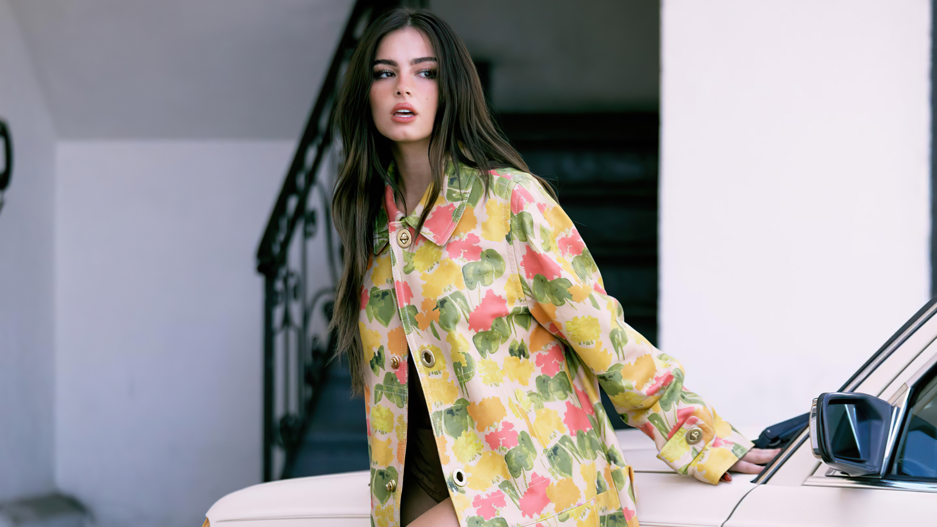 Американская актриса Эддисон Рэй стоит у автомобиля