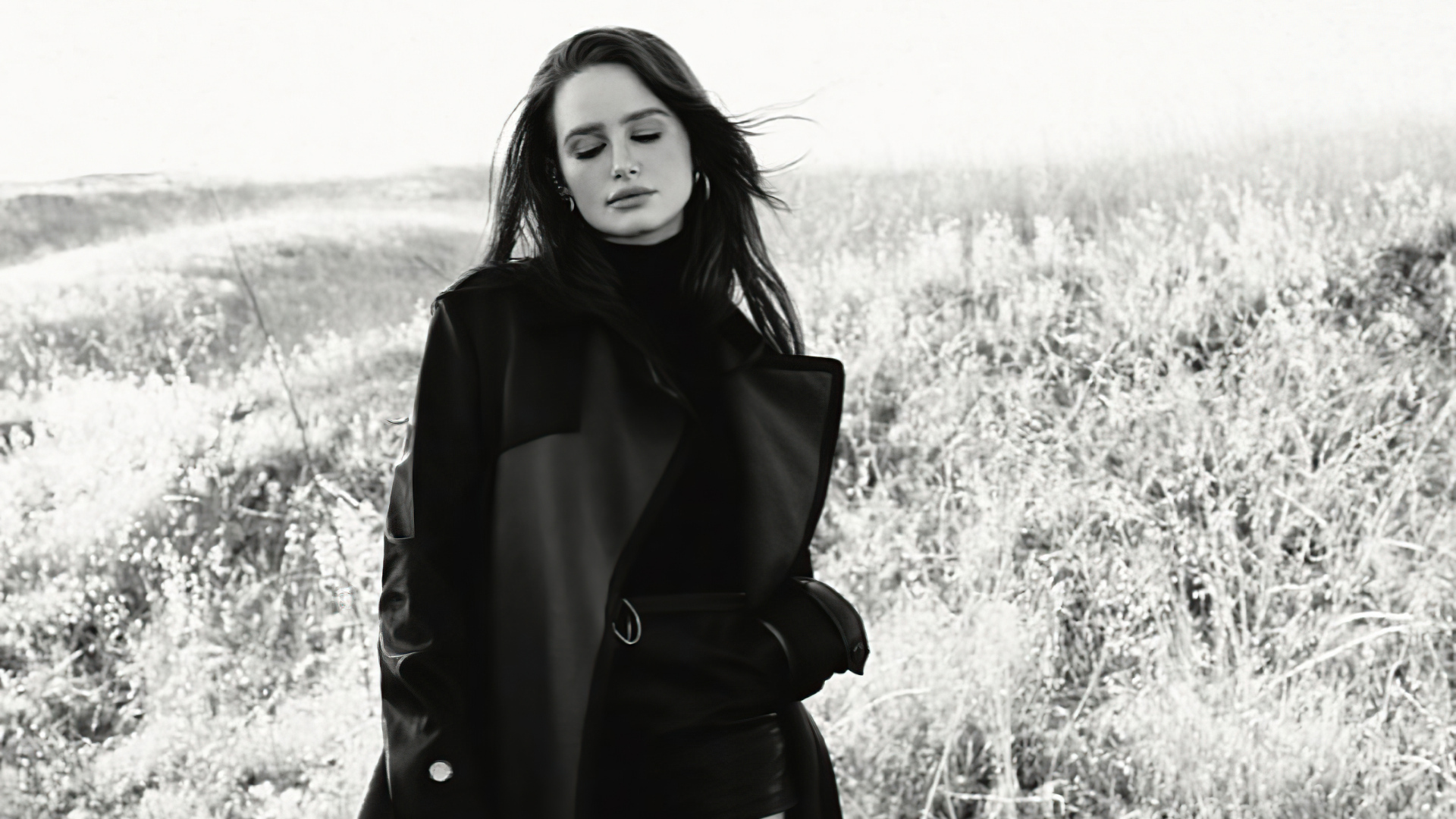 Американская актриса Мэделин Петш в черном пальто