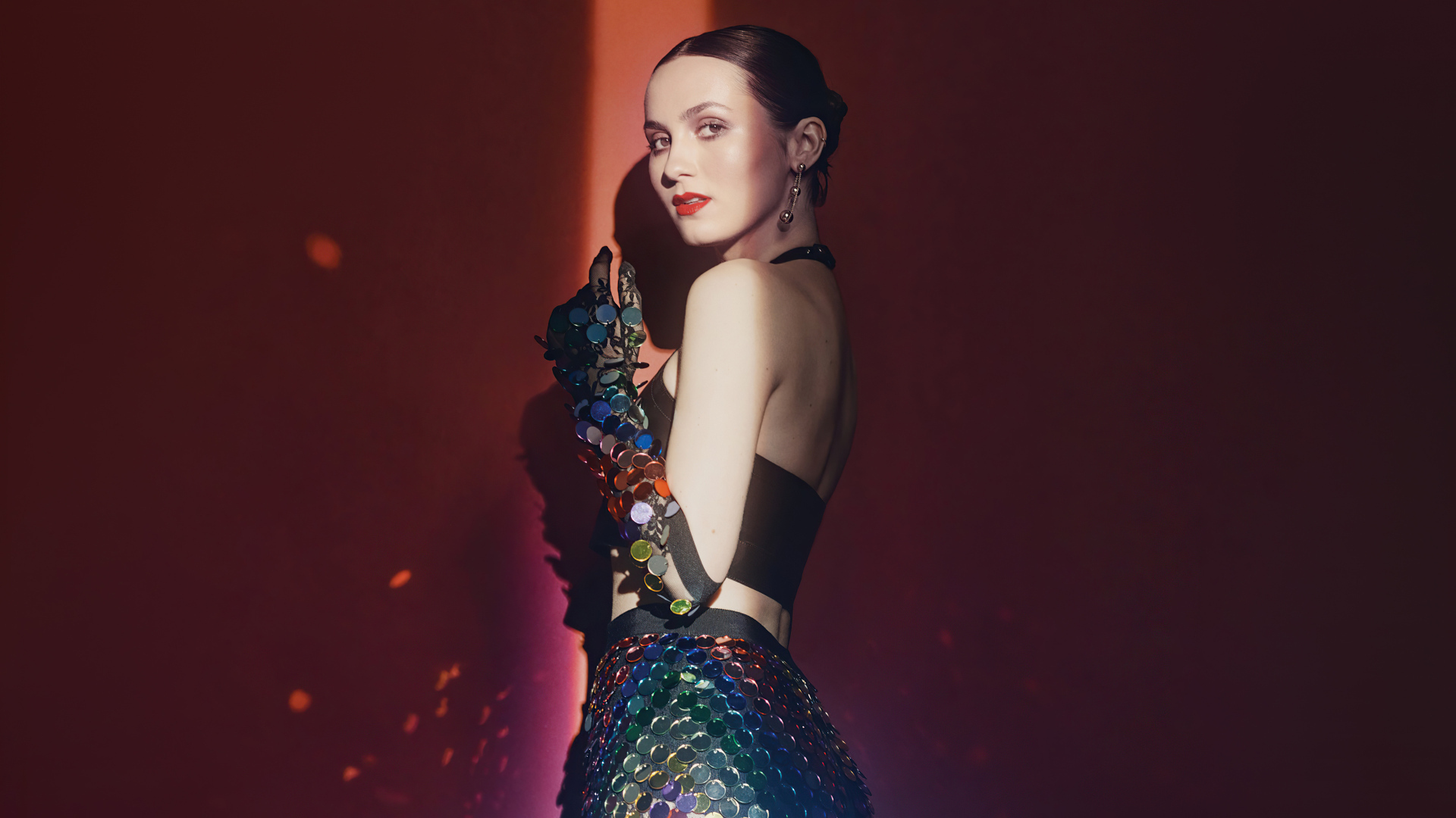 Американская актриса Мод Апатоу в ярком платье