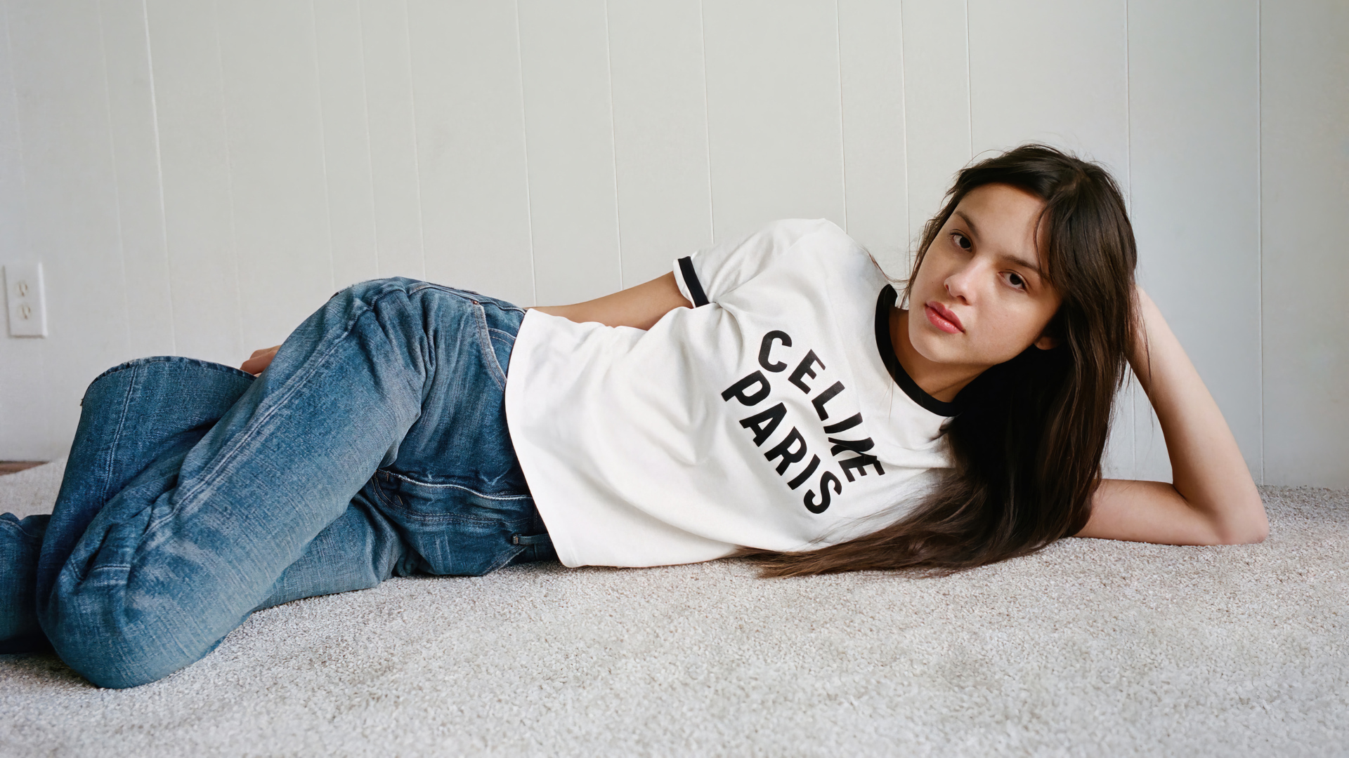 Американская актриса Оливия Родриго в голубых джинсах