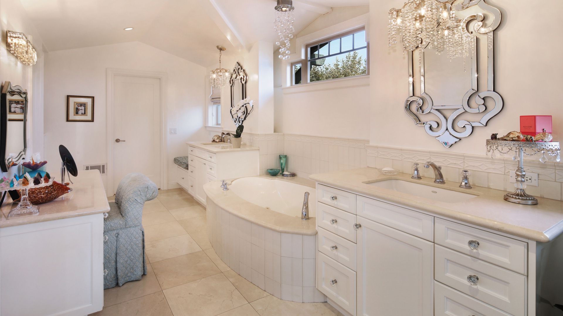 Ванная комната с белой мебелью и зеркалом