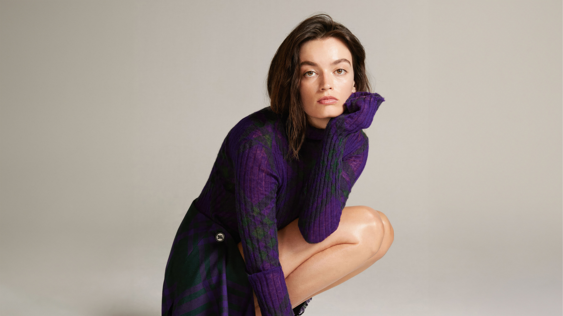 Красивая актриса Эмма Маки в свитере