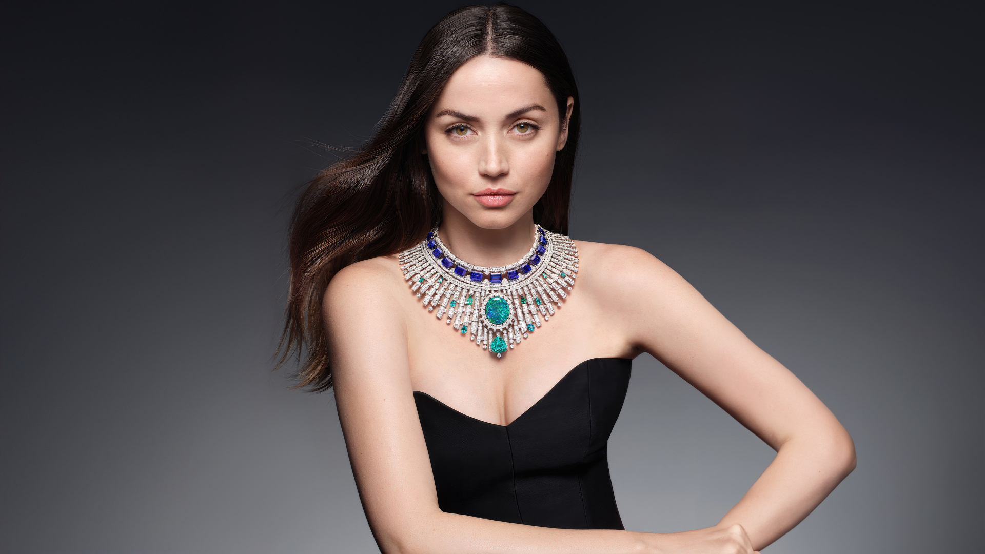 Красивое дорогое украшение на шее актрисы Ана де Армас