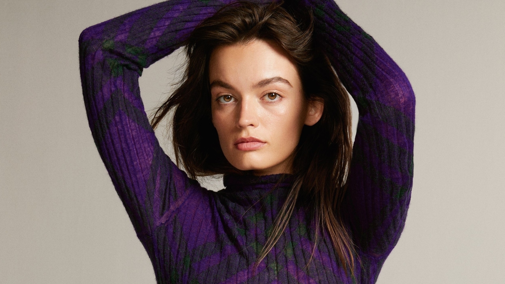 Красивая девушка актриса Эмма Маки в свитере