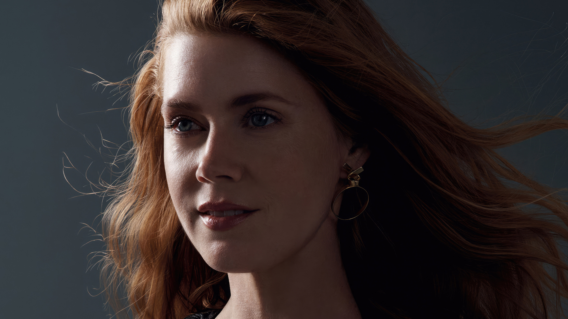 Красивая рыжеволосая американская актриса Эми Адамс