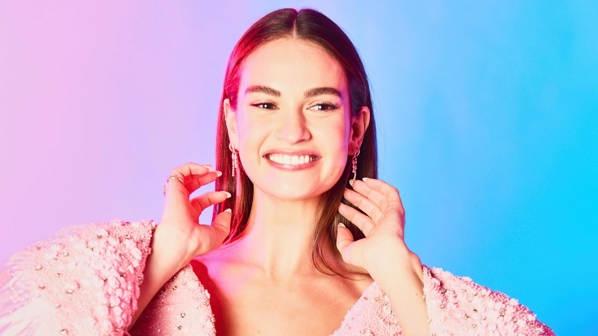 Красивая улыбающаяся девушка актриса Лили Джеймс