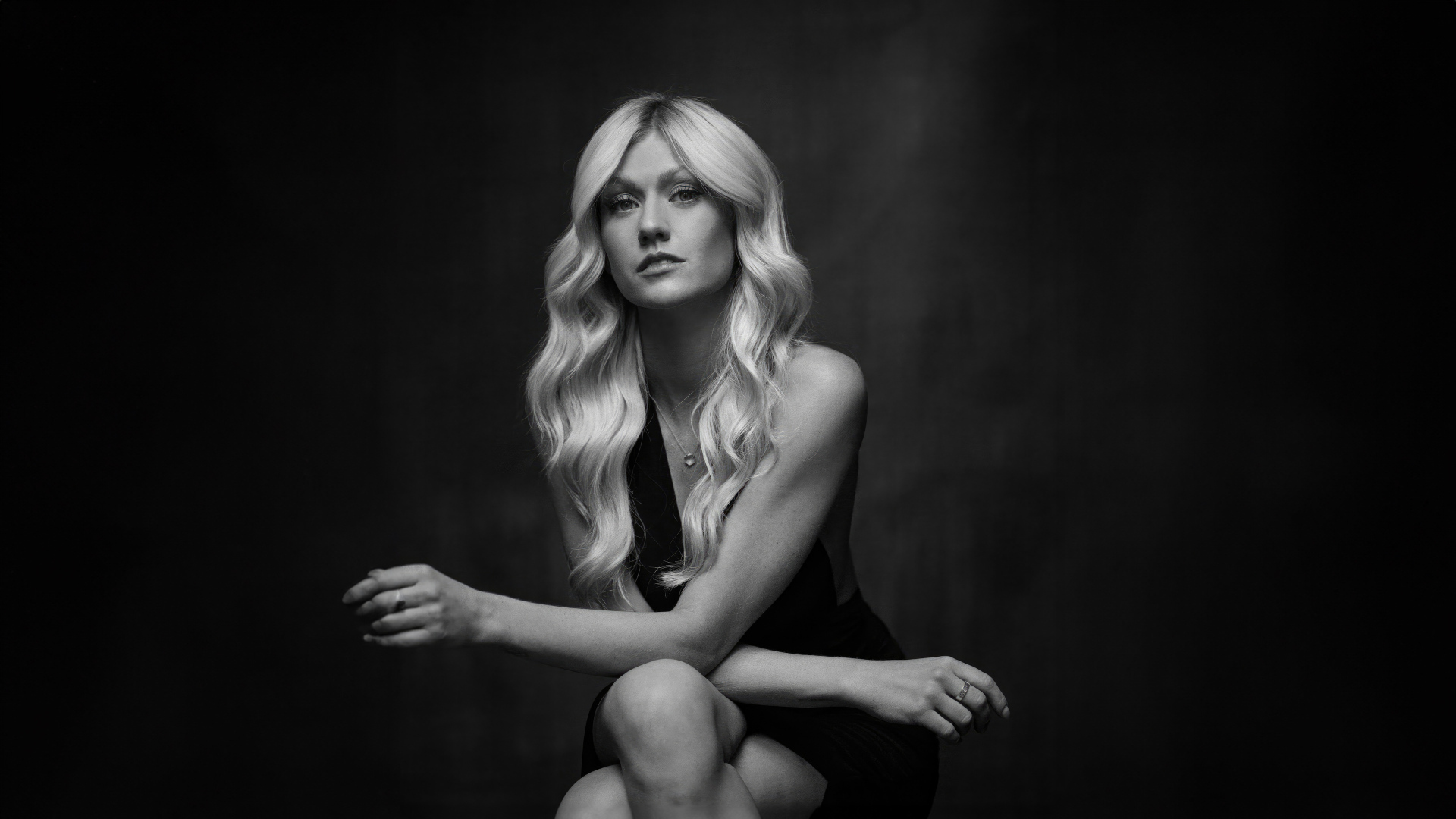 Черно-белое фото актрисы Кэтрин Макнамара