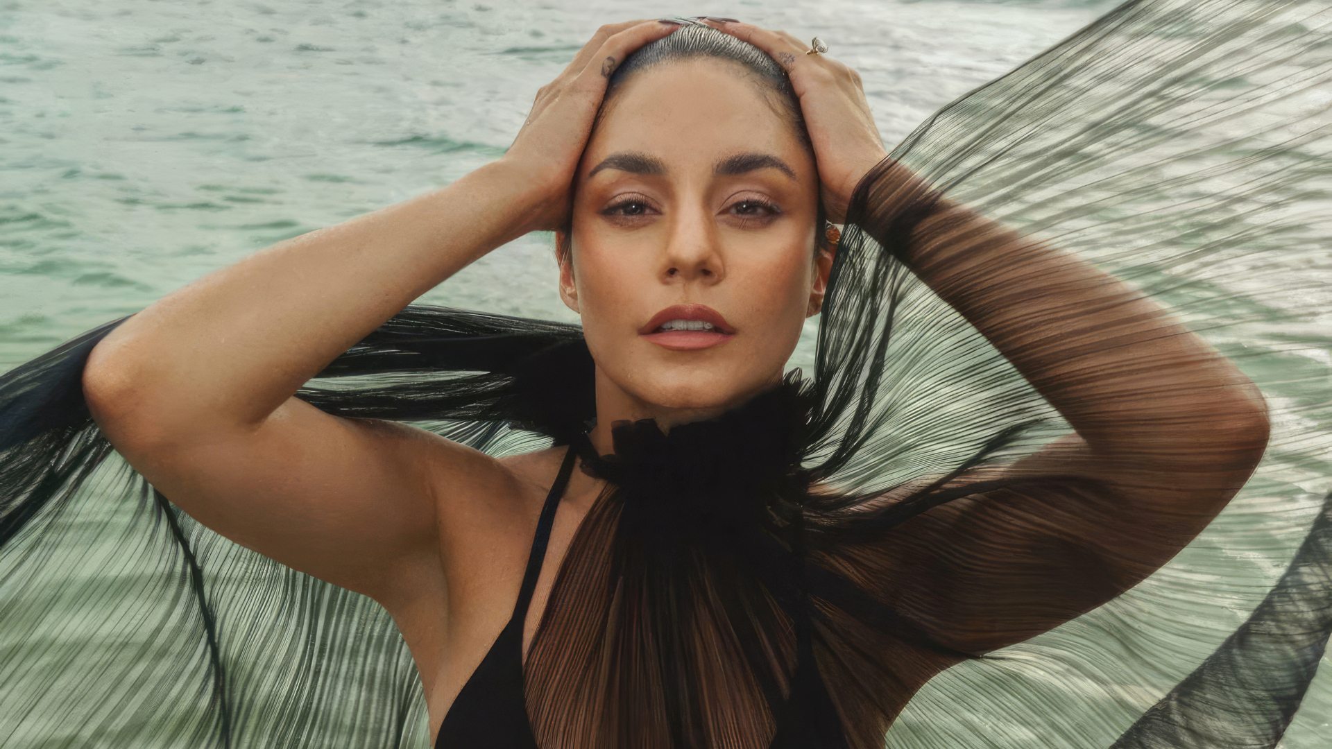 Черный наряд на актрисе Ванесса Хадженс