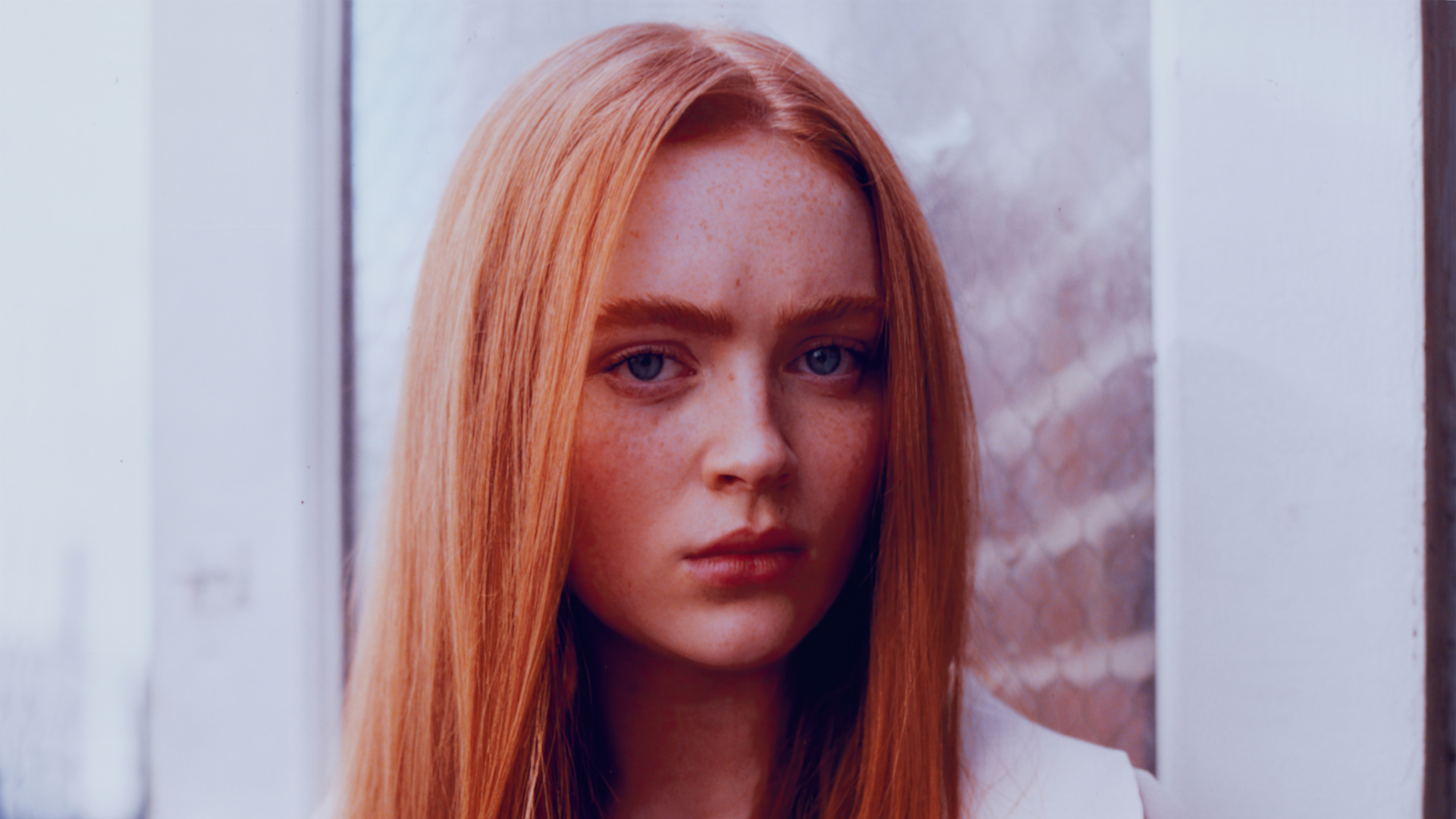 Голубоглазая рыжеволосая девушка Сэди Синк