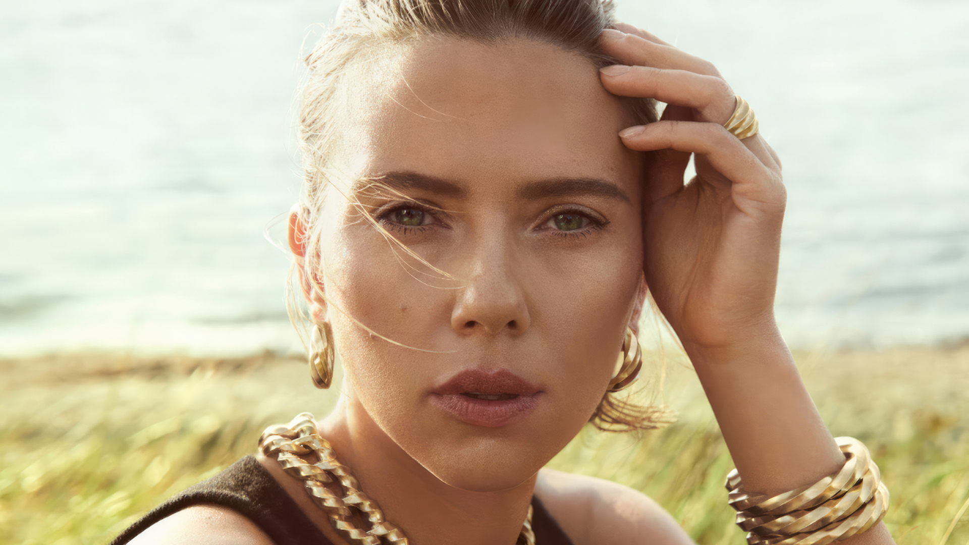 Украшения на теле актрисы Скарлетт Йоханссон