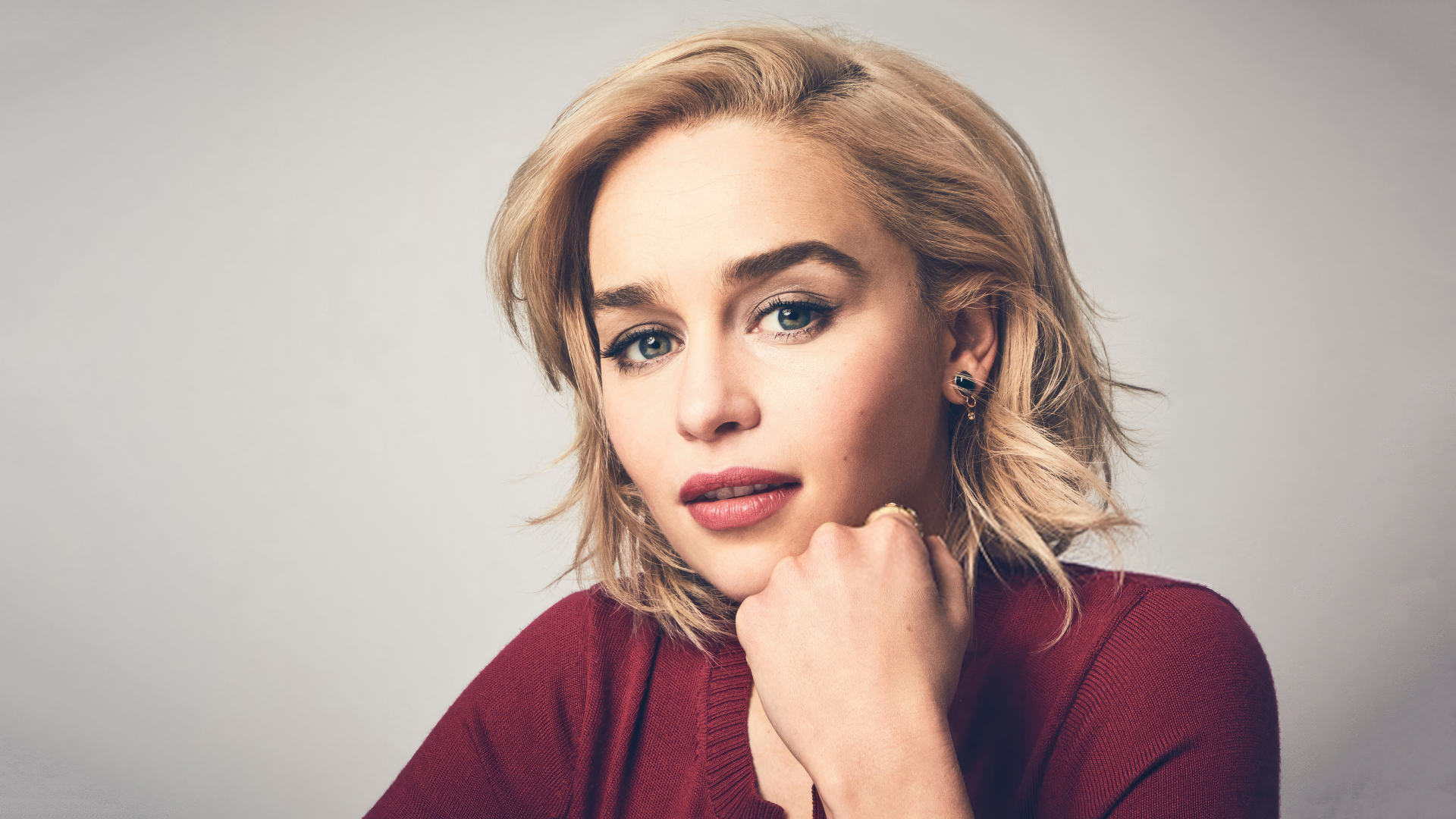 Британская актриса Эмилия Кларк в красном свитере