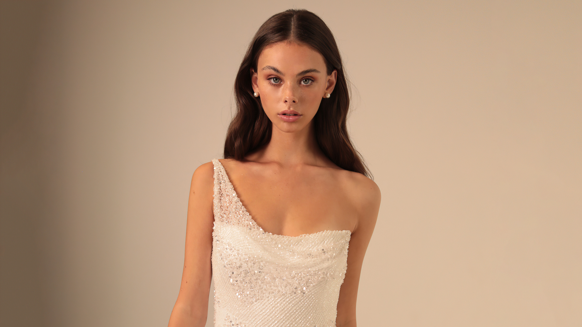 Нежная Мэйка Вулард в белом платье