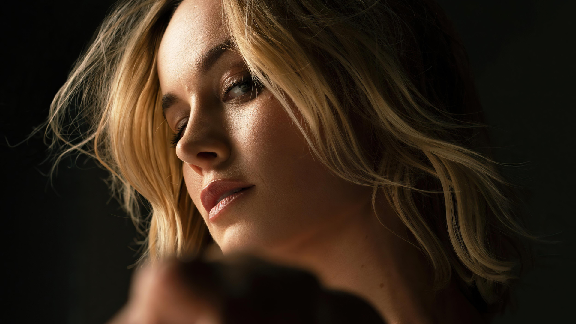 Лицо актрисы Бри Ларсон крупным планом