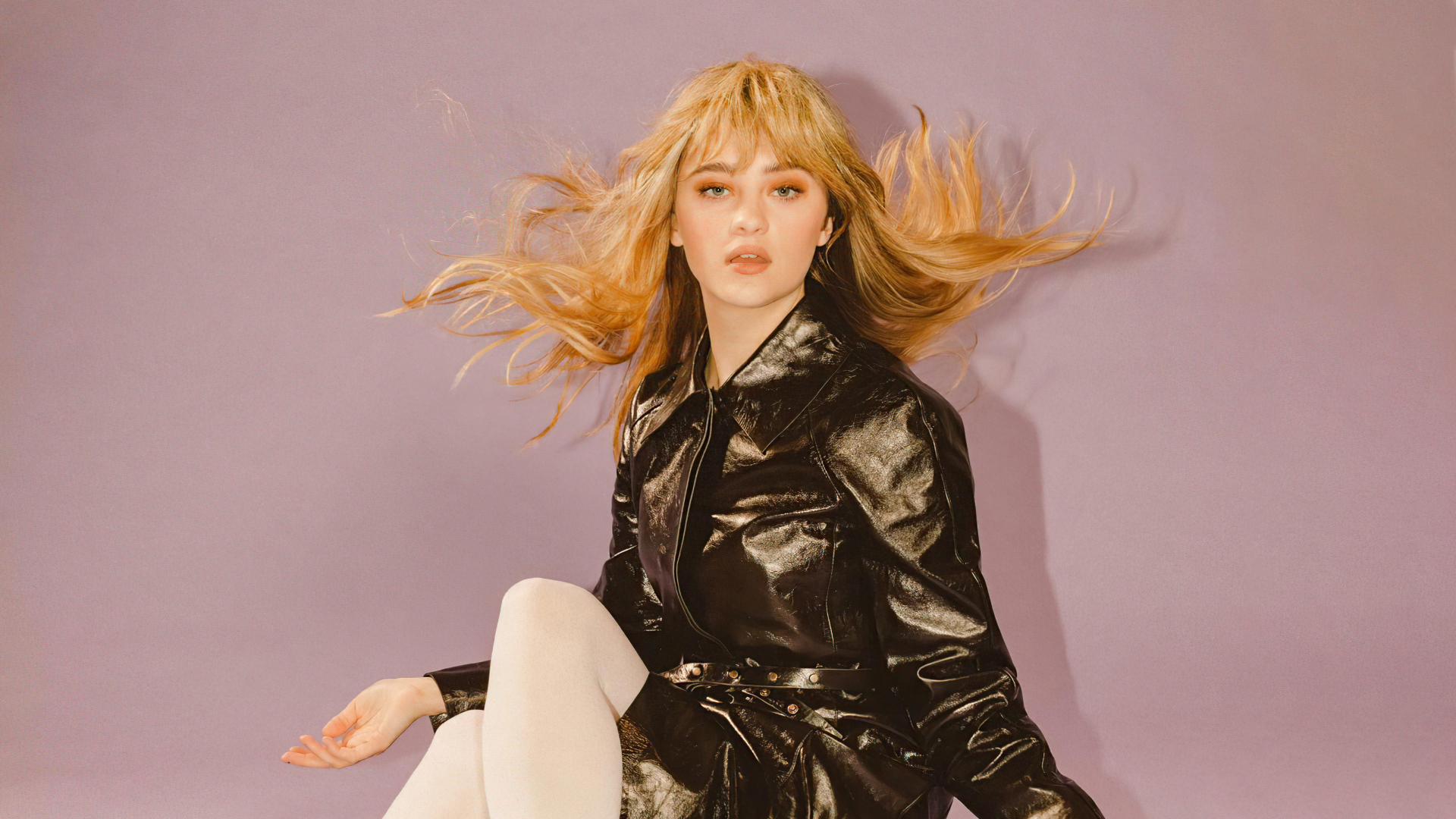 Девушка в черной куртке актриса Лиззи Грин