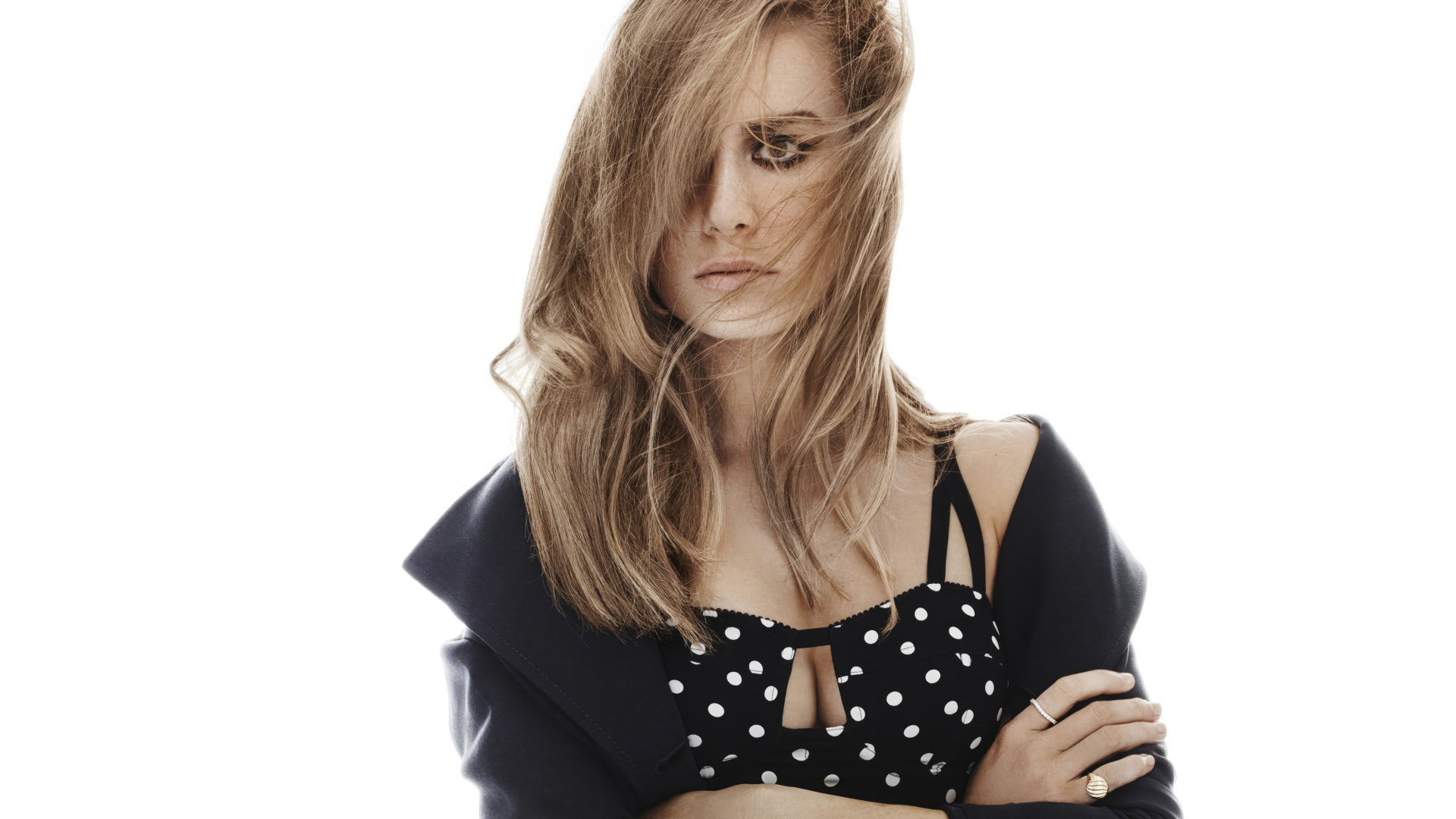 Волосы закрывают лицо актрисы Бри Ларсон