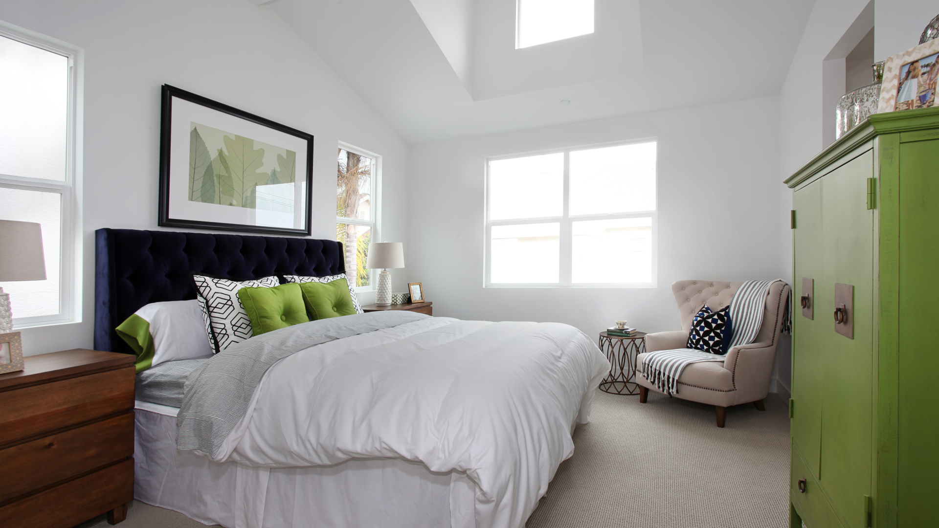 Высокая мягкая кровать в спальной комнате