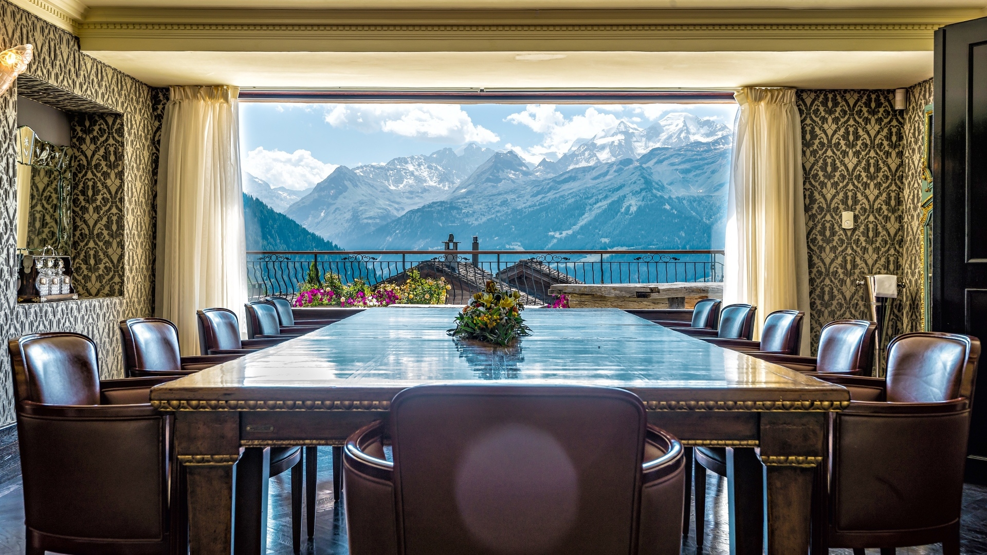 Большой стол и стулья в гостиной с красивым видом из окна