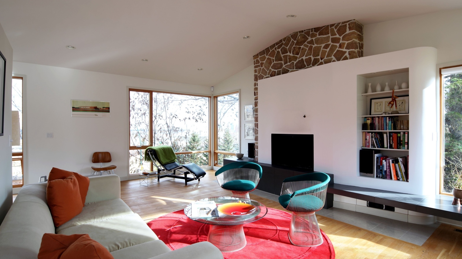 Много мебели в гостиной с большим окном