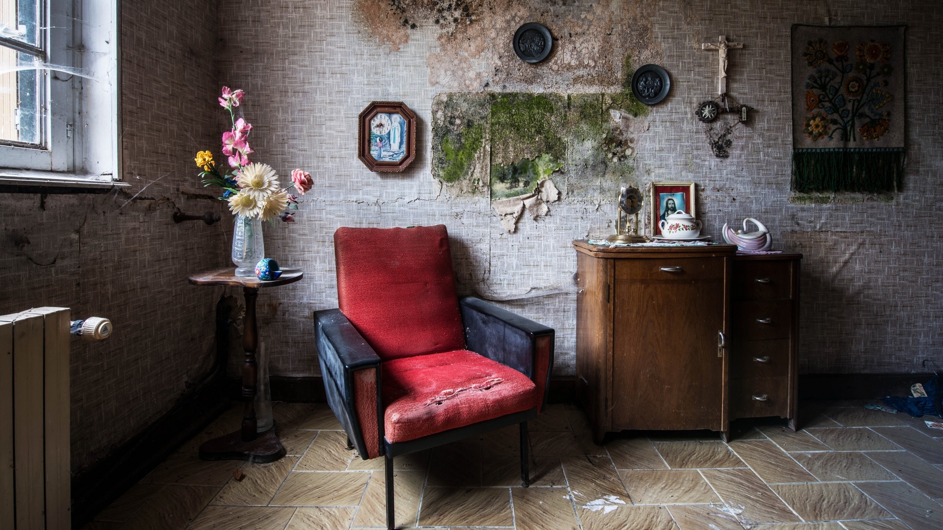 Старая комната с красным креслом