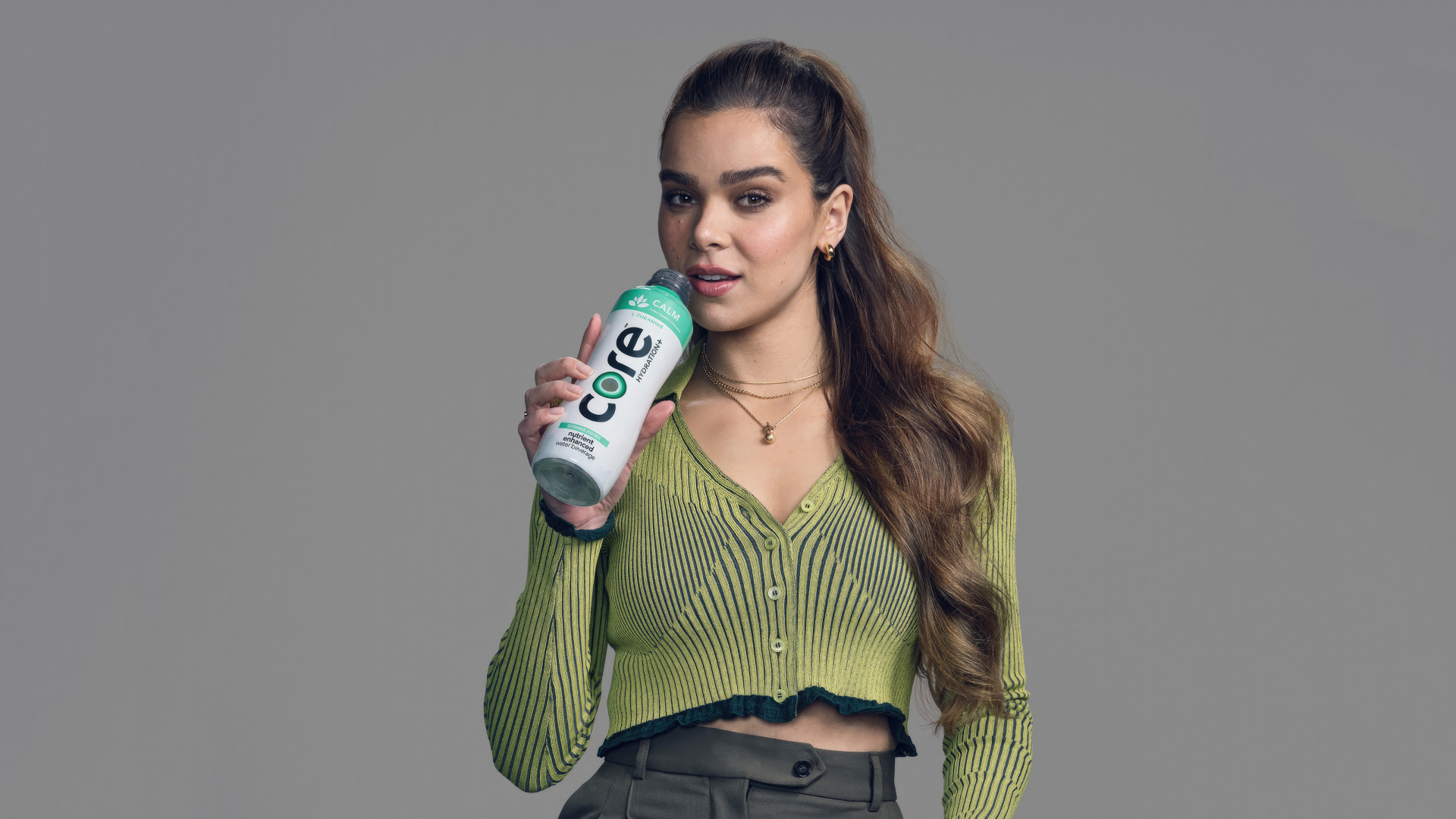 Популярная актриса Хейли Стайнфелд на фоне серой стены