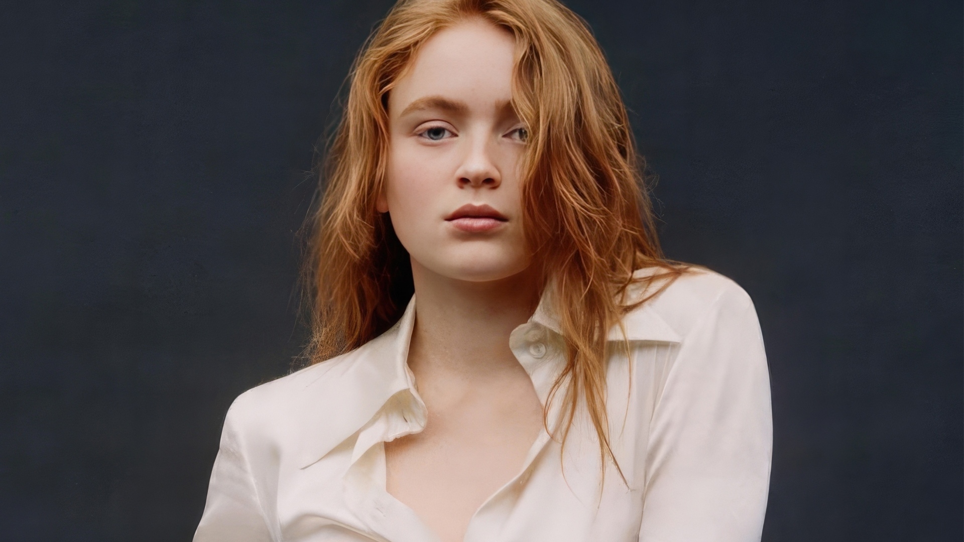 Рыжеволосая девушка актриса Сэди Синк