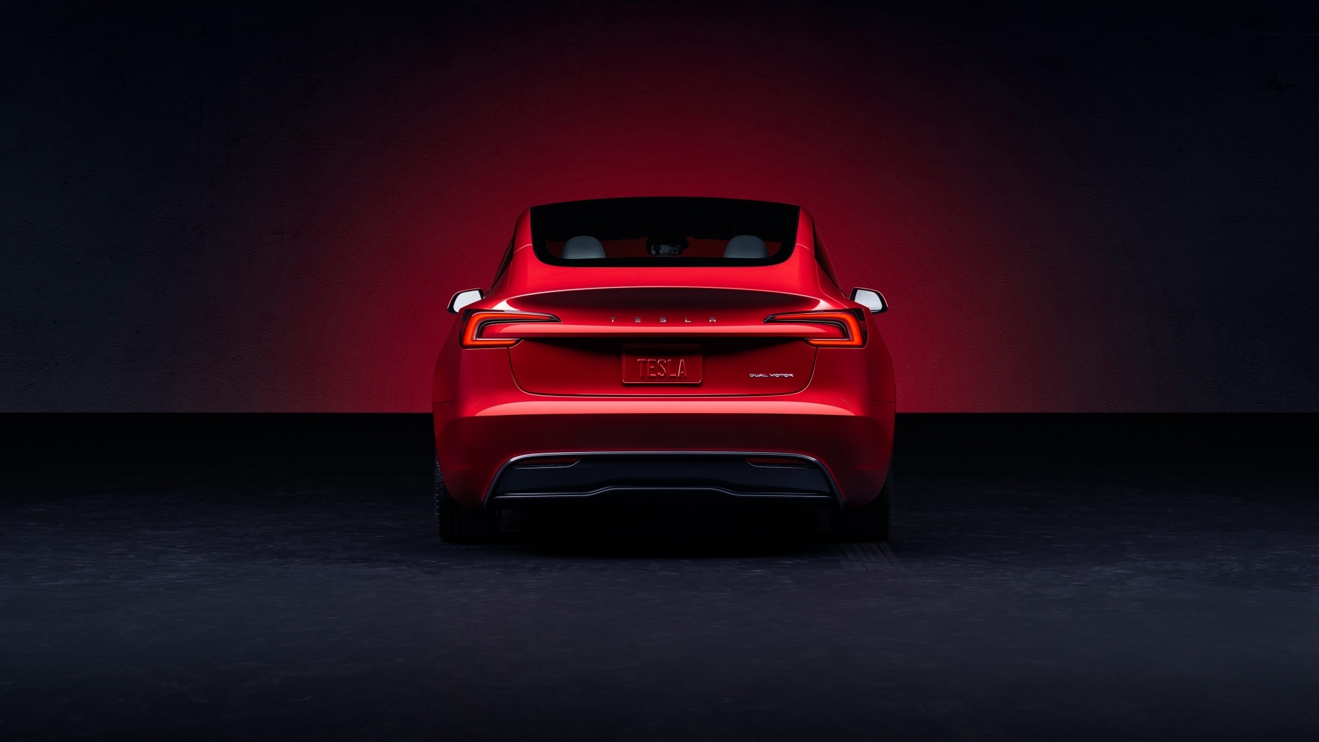 Красный автомобиль Tesla Model 3 2023 года вид сзади