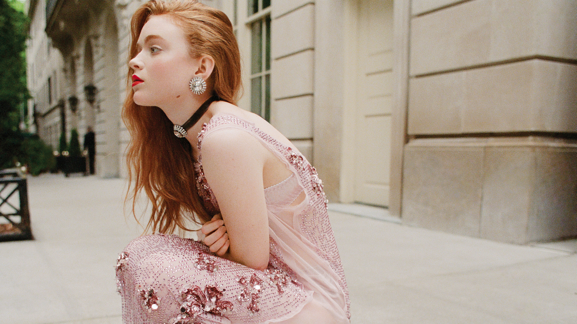 Рыжеволосая Сэди Синк в розовом платье