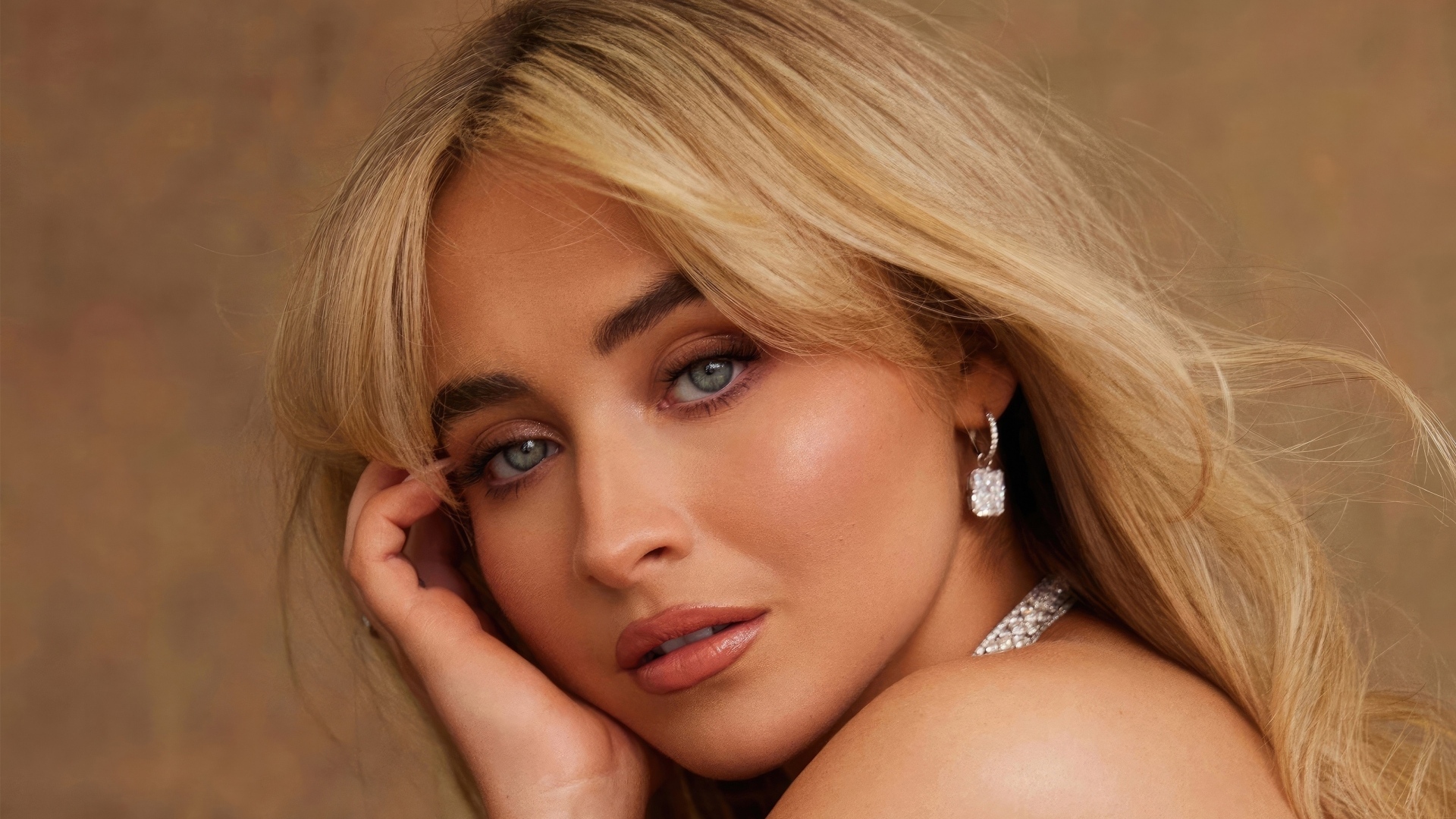 Грустная молодая актриса Сабрина Карпентер