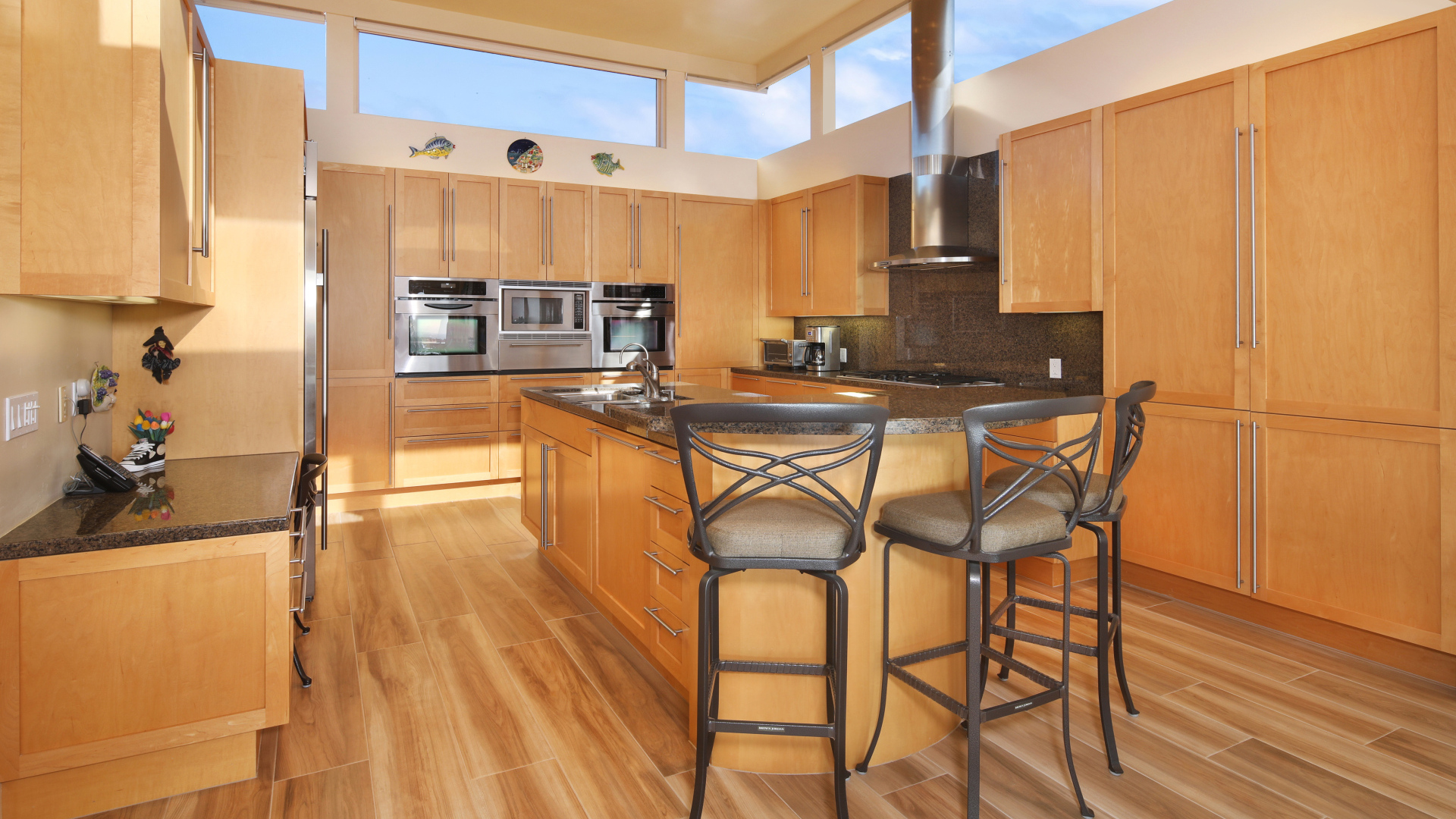 Стильная большая кухня с деревянной мебелью