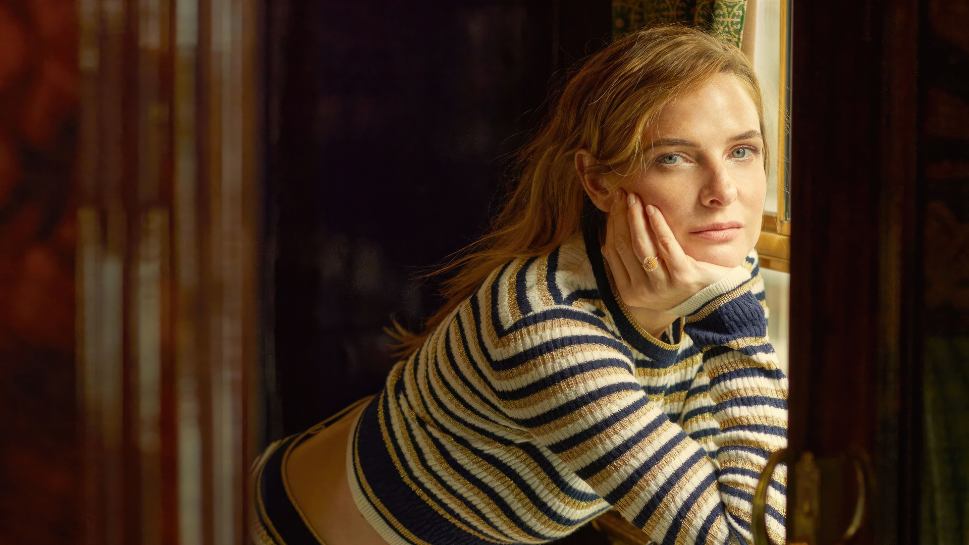 Шведская актриса Ребекка Фергюсон у окна