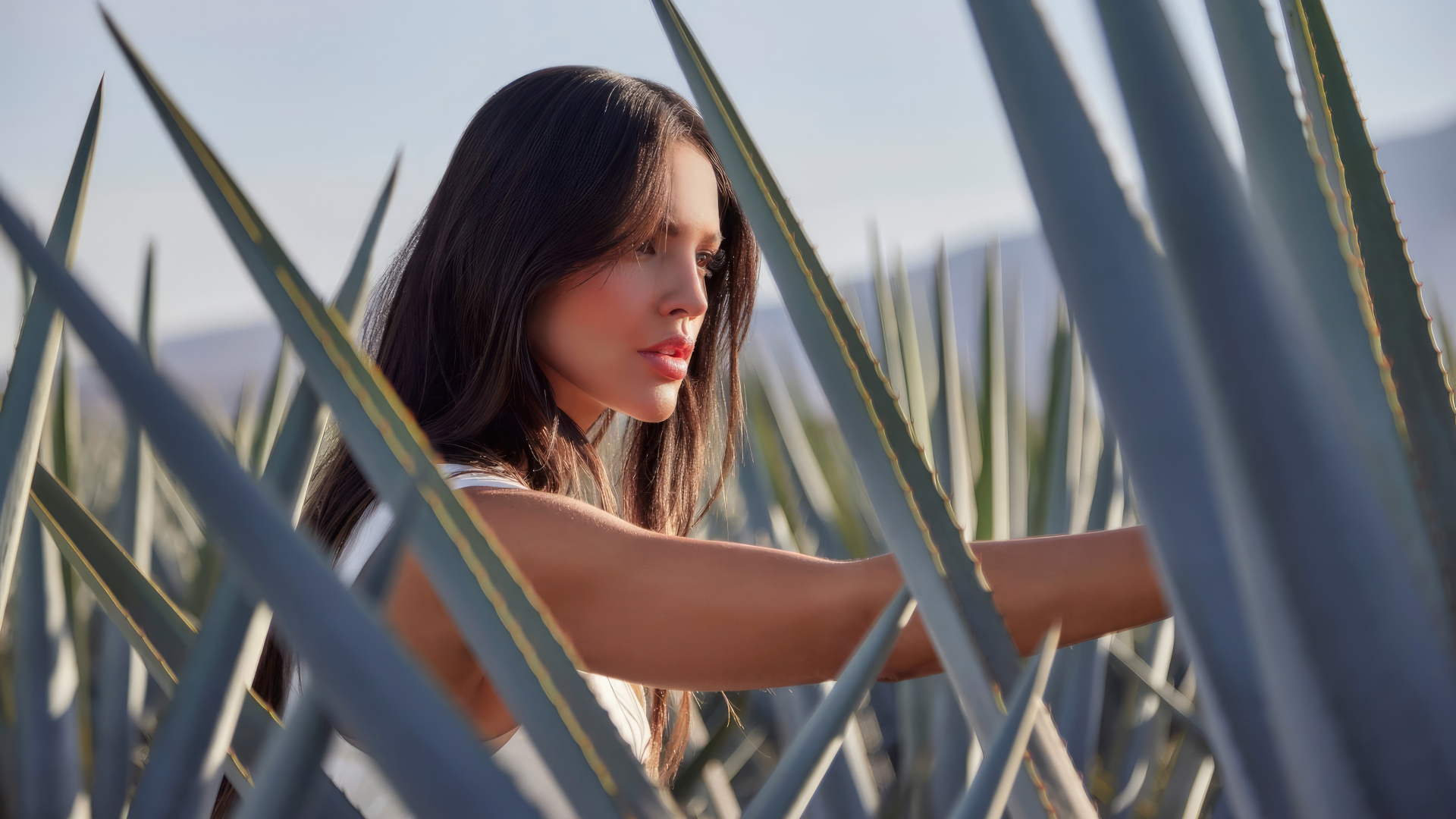 Милая актриса Эйса Гонсалес в зарослях