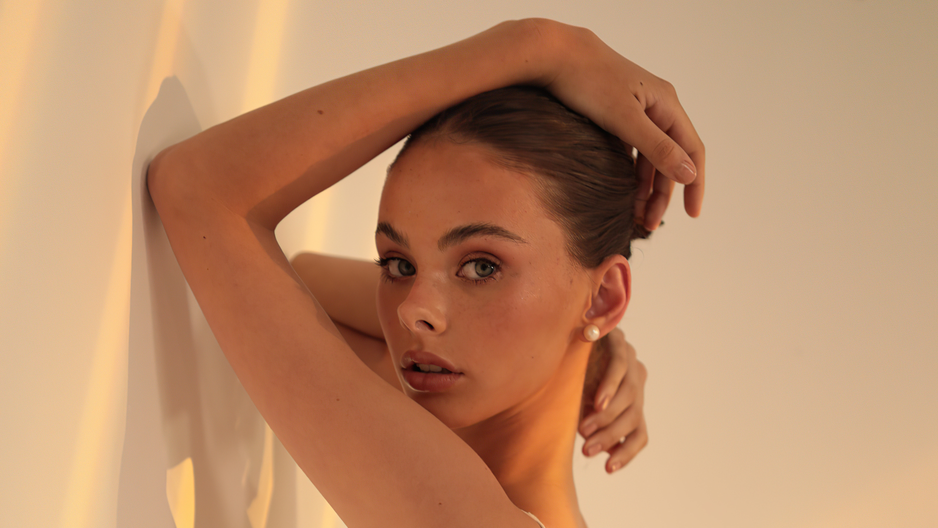 Милая молодая девушка Мэйка Вулард