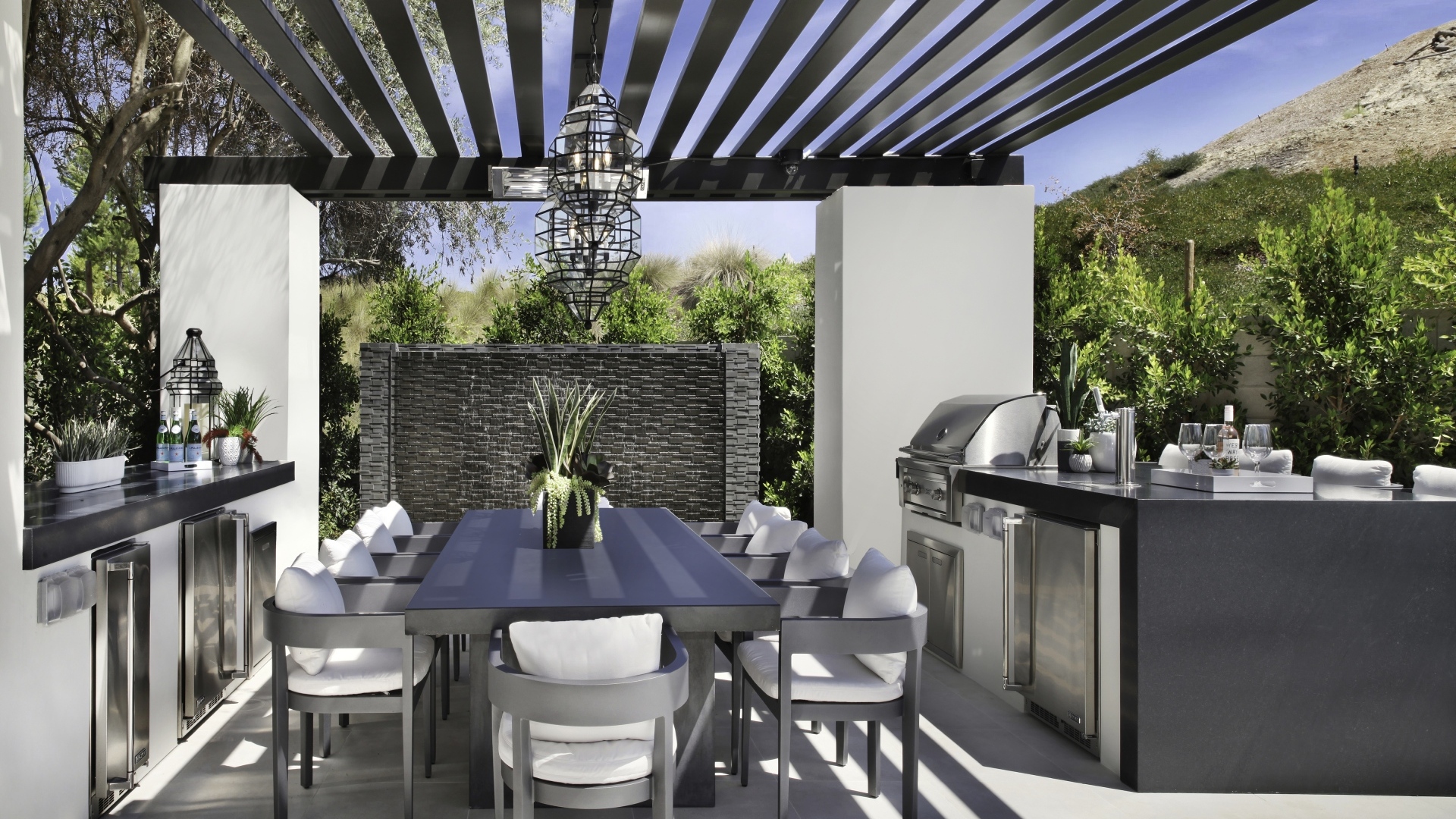 Стол и стулья в кухне в сером цвете