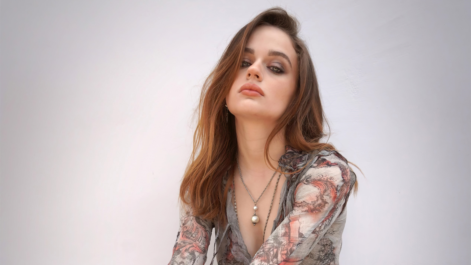 Молодая актриса Джоуи Кинг на сером фоне