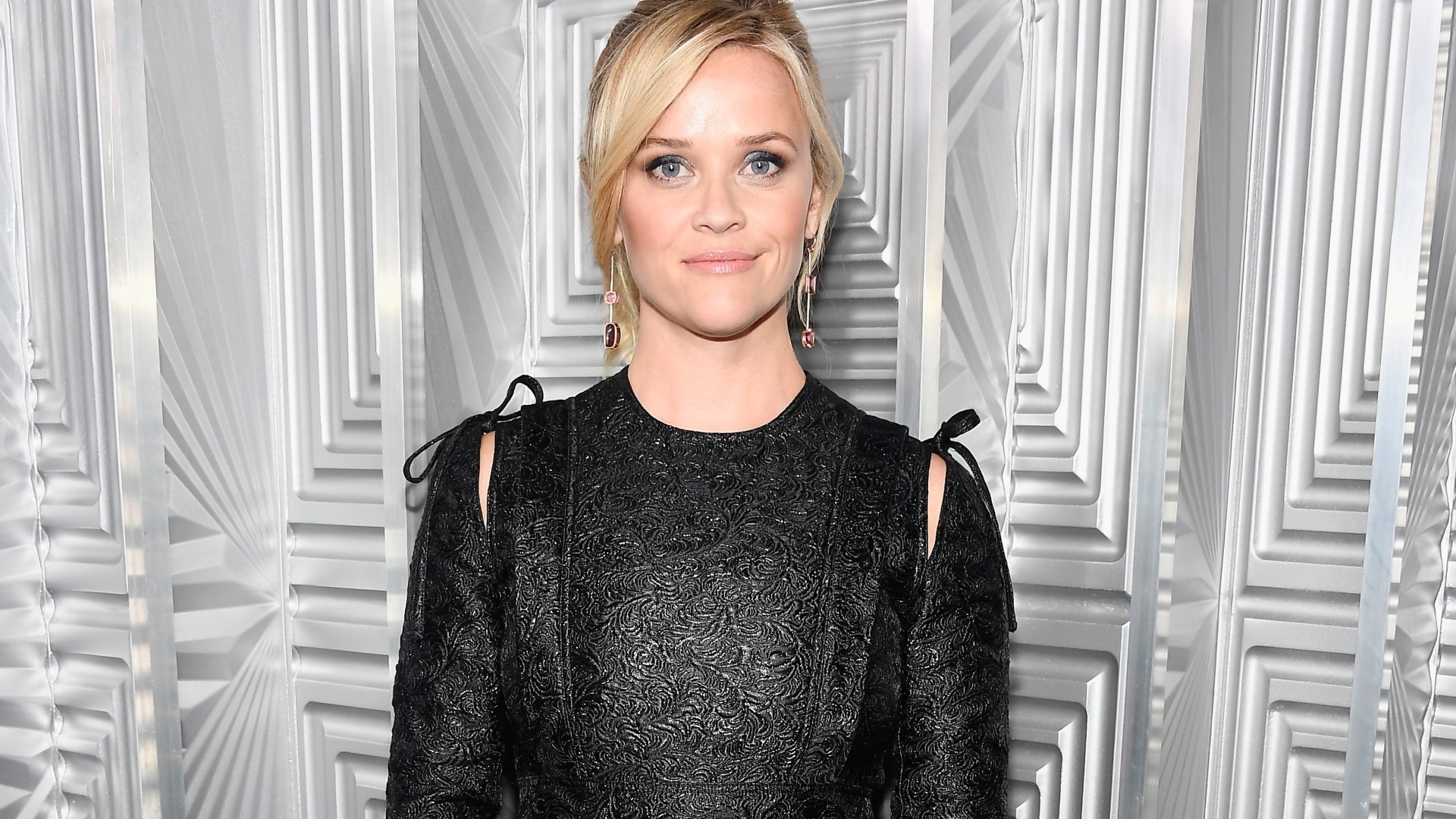 Молодая актриса Риз Уизерспун в черном платье