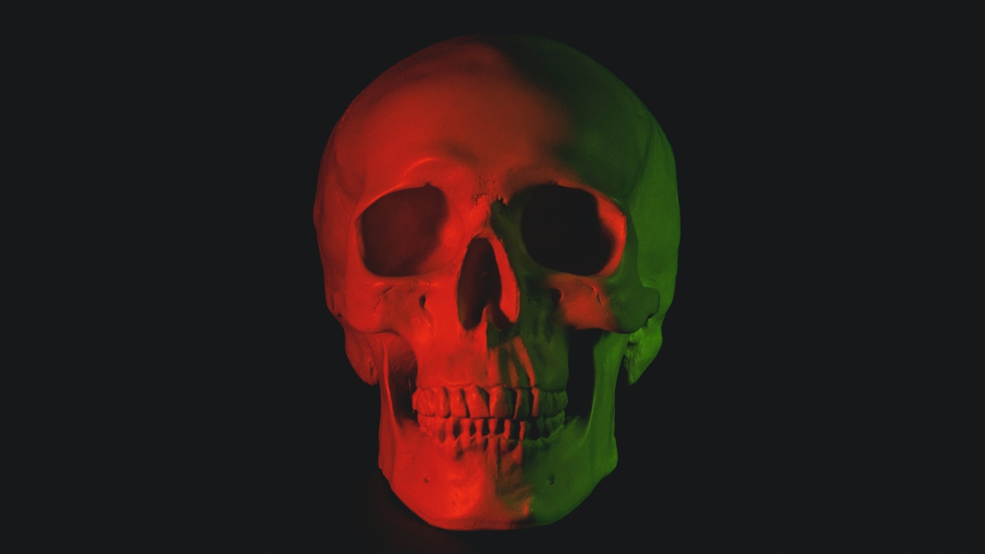 Череп в красном свете на черном фоне