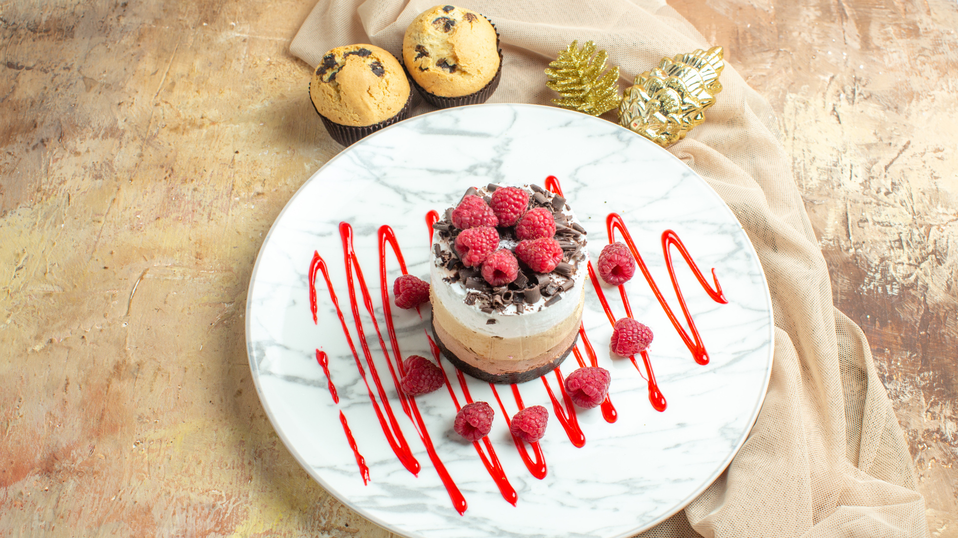 Пирожное три шоколада с ягодами малины