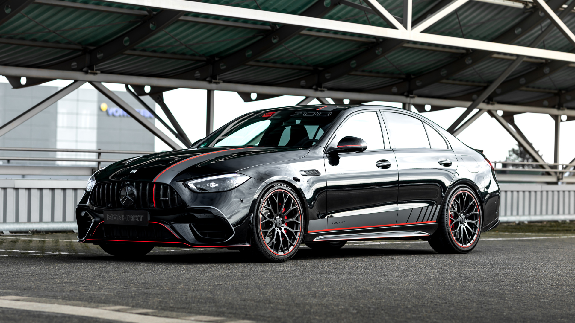 Черный автомобиль Manhart CRE 700 2024 года