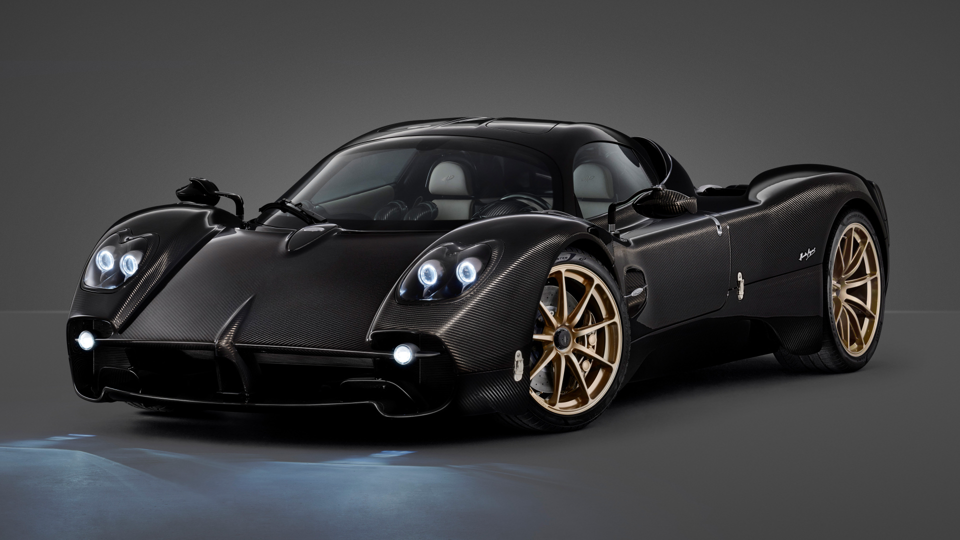 Черный быстрый автомобиль Pagani Utopia