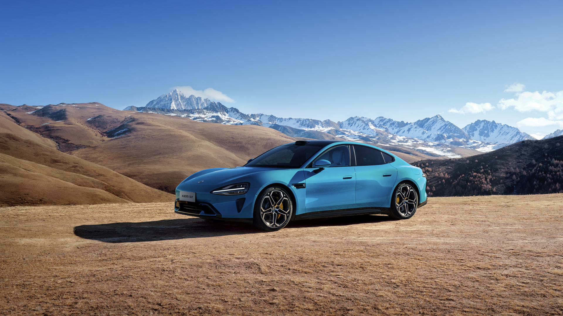 Синий автомобиль Xiaomi SU7 2024  года