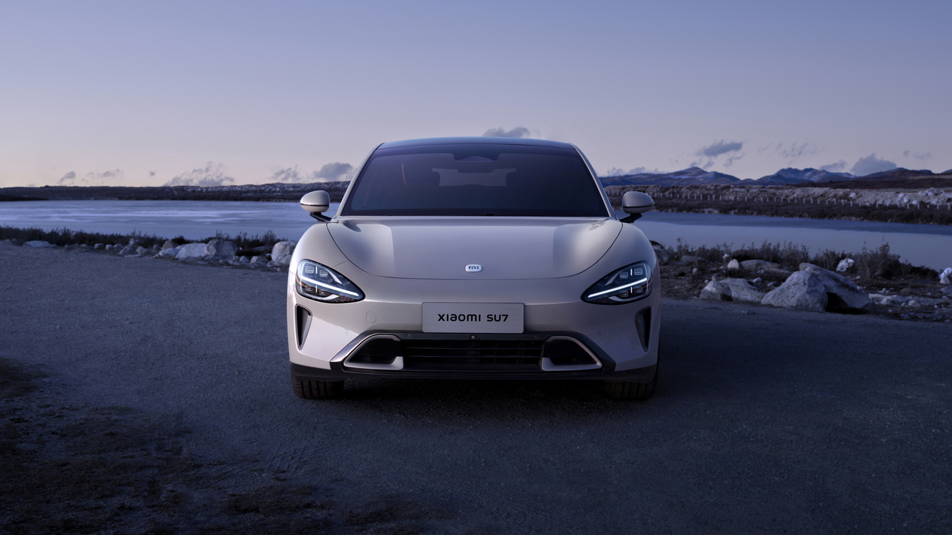 Вид спереди на автомобиль Xiaomi SU7 2024 года