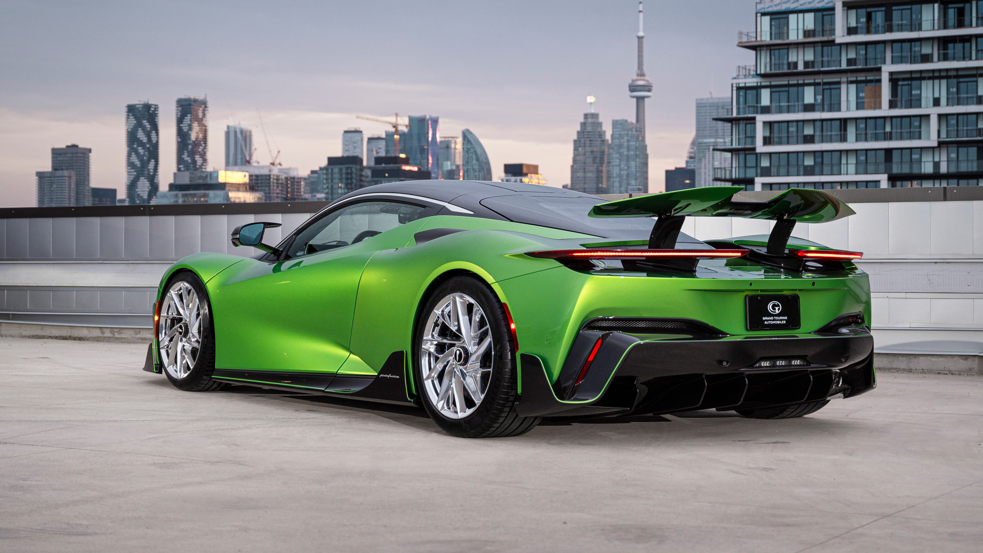 Зеленый автомобиль Pininfarina Battista Furiosa Package вид сзади