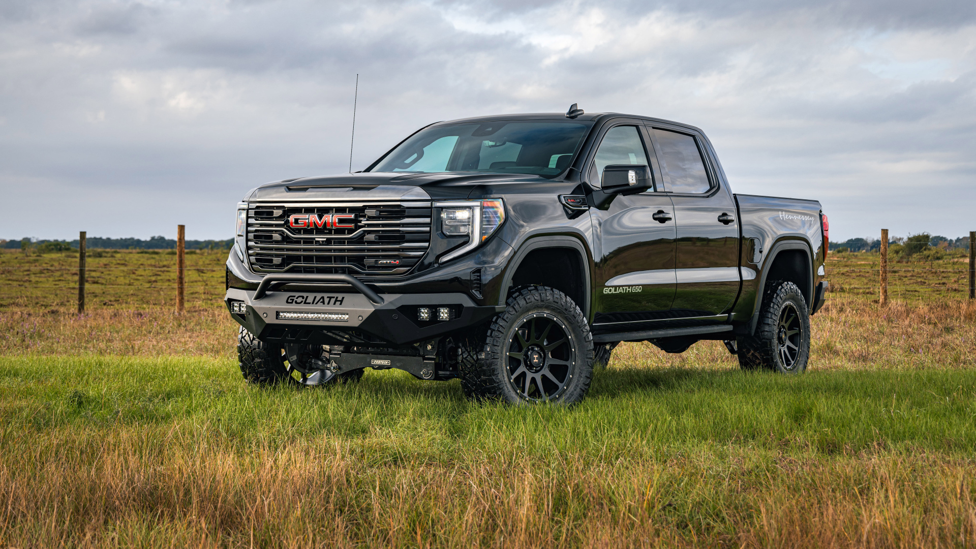 Большой черный пикап Hennessey Sierra Goliath 650 Off-Road