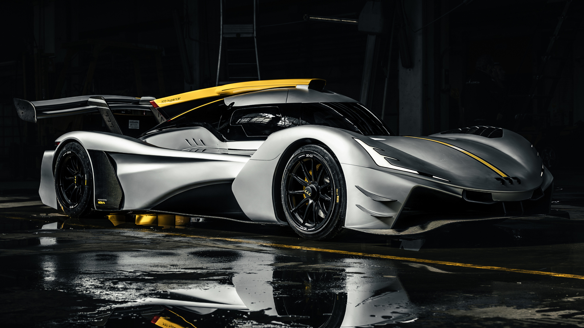 Гоночный Hypercar 777 на трассе