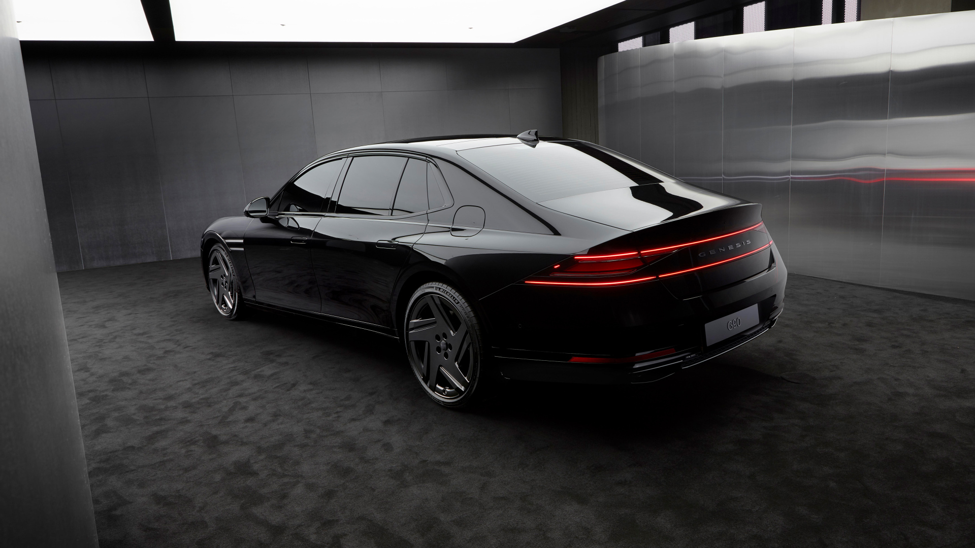 Вид сзади на автомобиль Genesis G90 Black 2024  года