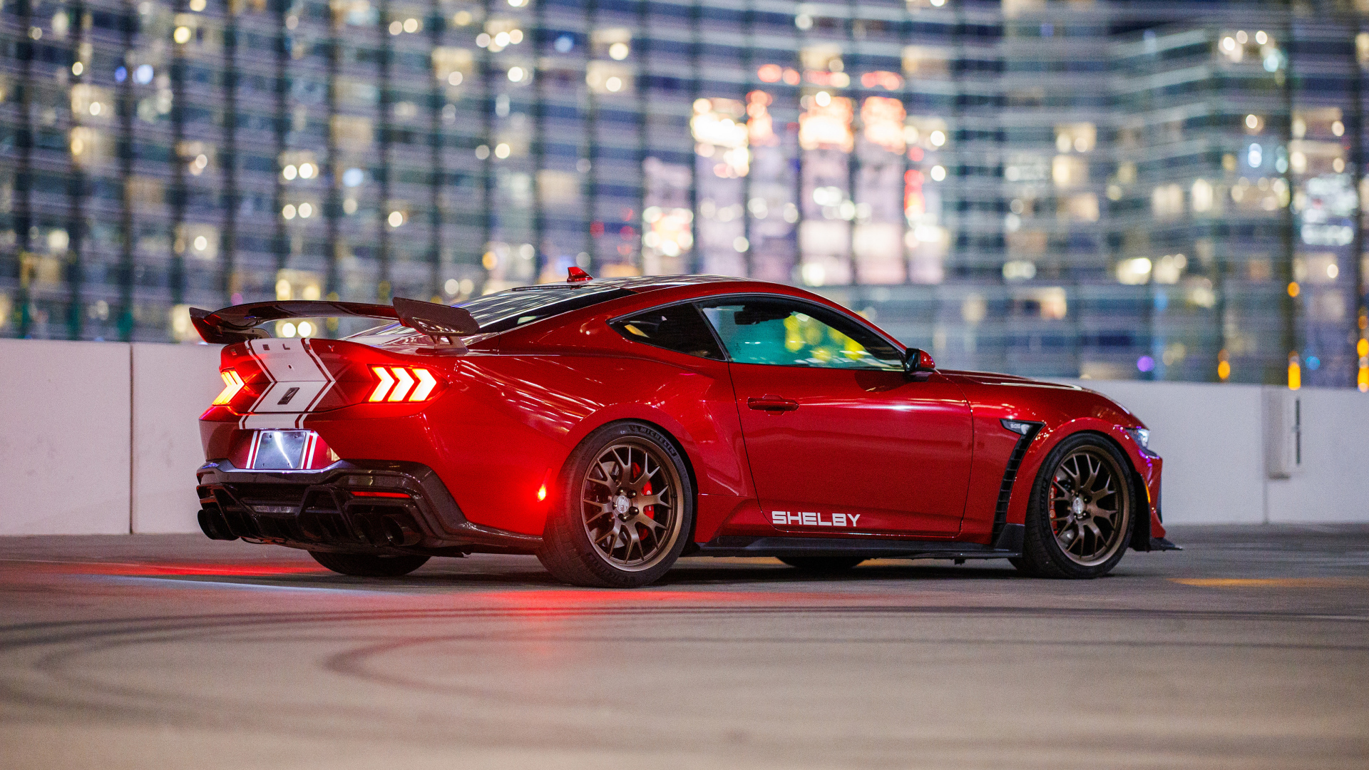 Вид сзади на красный автомобиль  Shelby Super Snake 2024 года