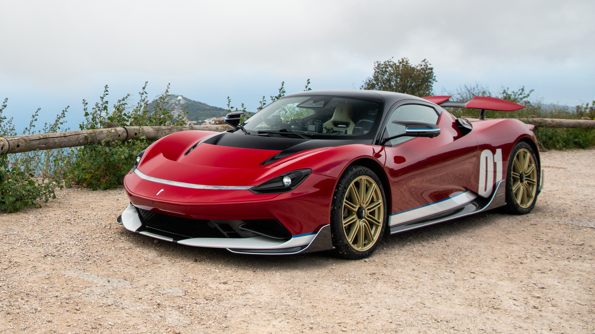 Красный автомобиль Pininfarina Battista Edizione Nino Farina