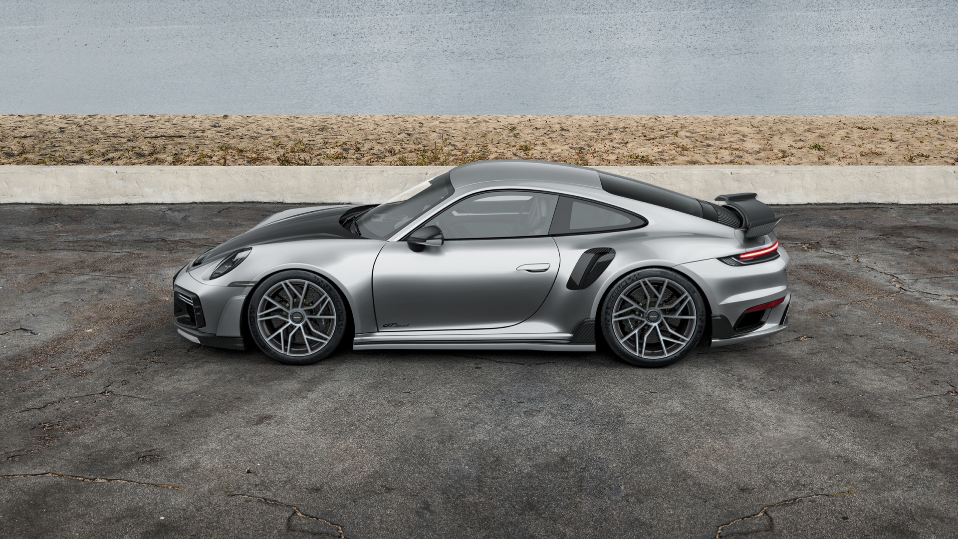 Вид сбоку на серебристый автомобиль TechArt GTsport 2024 года