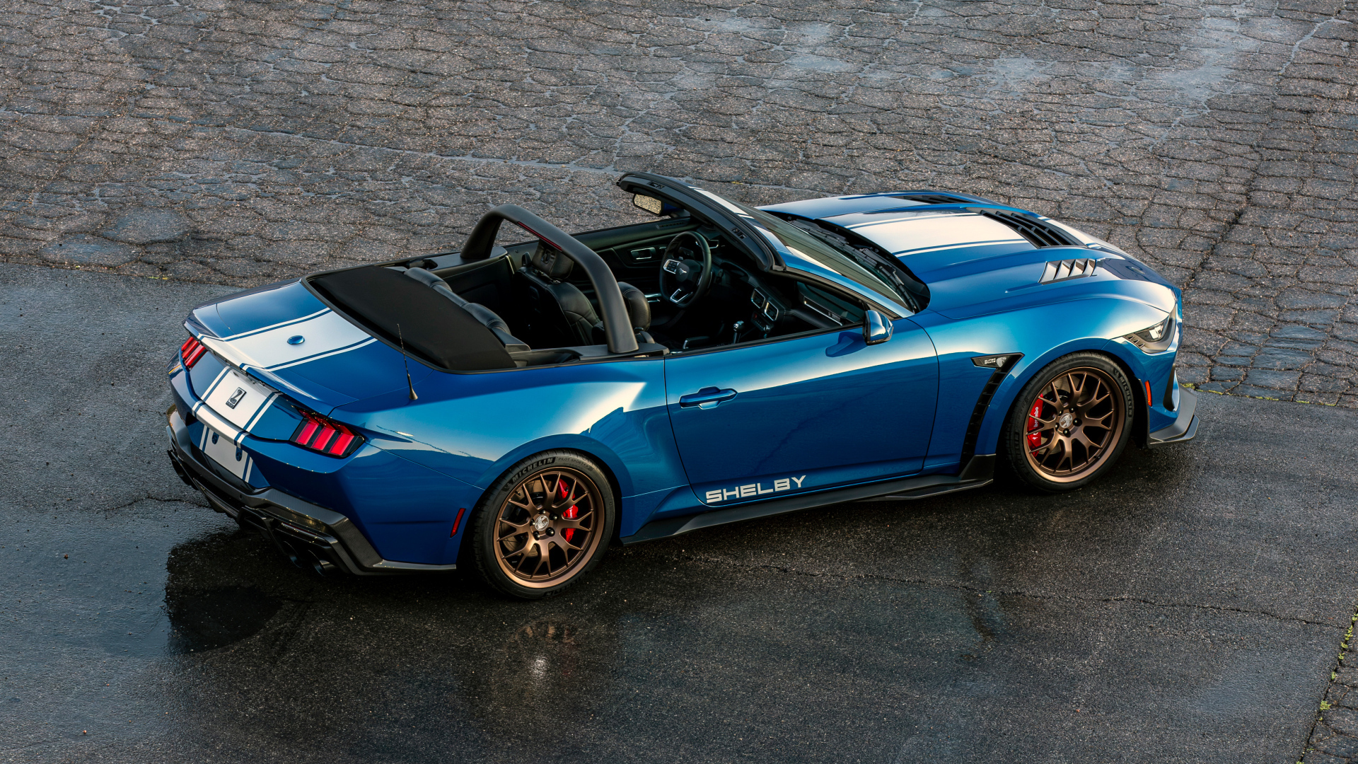 Вид сверху на автомобиль Shelby Super Snake Convertible 2024 года