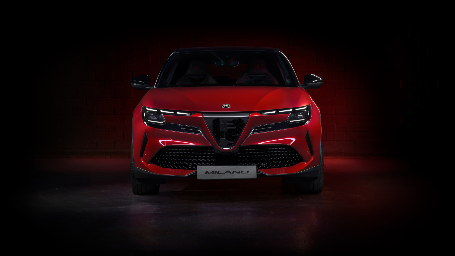 Вид спереди на красный автомобиль Alfa Romeo Milano Elettrica Veloce 2024 года